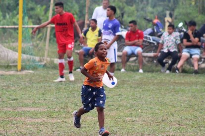 Cada domingo se ve a Jair  pasándole agua a los jugadores.