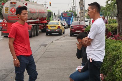 Parientes del adolescente llegaron a la morgue para retirar su cadáver.