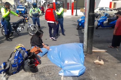El cadáver de Betsi Plúas Mora  quedó en la vereda. Por el fuerte golpe falleció.