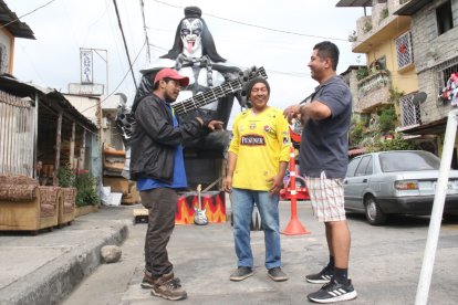 Tres de los cuatro primos platican frente a su creación. Sus ‘vecis’ también elaboran estas figuras.