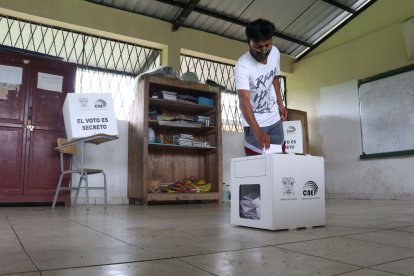 Ecuatorianos ejercen su derecho al voto en el cantón Joya de los Sachas, en la Amazonía (Ecuador), en una fotografía de archivo.