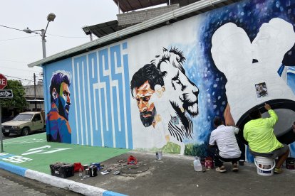 En las calles Higuerón y Eucalipto, del barrio San Miguel de Naranjal, se pinta un mural de Lionel Messi.