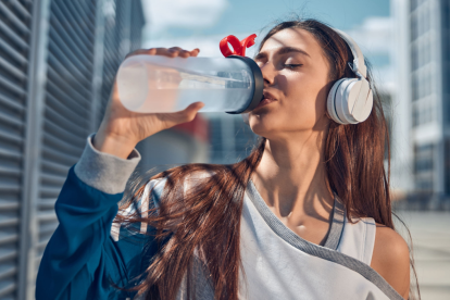 Las personas puede incrementar sin inconvenientes su ingesta de fluidos para llegar a los niveles recomendados y que esto puede hacerse tanto con agua como con otros fluidos.