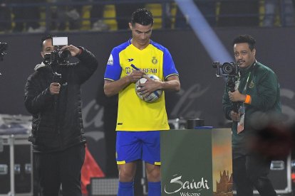 Riyadh (Saudi Arabia), 03/01/2023.- Portuguese soccer player Cristiano Ronaldo signs a soccer ball at Mrsool Park stadium during a presenting ceremony, in Riyadh, Saudi Arabia, 03 January 2023. Cristiano Ronaldo will be presented at Mrsool Park stadium on 03 January after he signed a contract for Al-Nassr FC untill 2025. (Arabia Saudita) EFE/EPA/STR