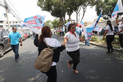 Varios simpatizantes de un candidato a la Alcaldía de Guayaquil bailan en los exteriores del Colegio de Contadores del Guayas.