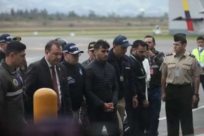 El ministro Juan Zapata recibió a Cáceres en el aeropuerto de Quito