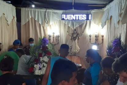 Amigos y familiares les dieron el último adiós a Katiuska y su sobrino.