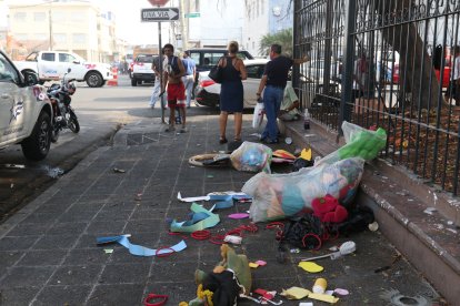 En una esquina del parque La Victoria se encuentra basura de todo tipo.  Esto es a diario.