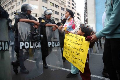 Gobierno de Perú pide a manifestantes respetar "la vida" de los ciudadanos
