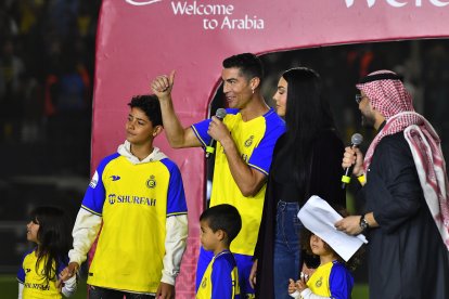 Cristiano Ronald junto a su doña Georgina Rodríguez y sus hijos en la presentación en el estadio Mrsool Park.
