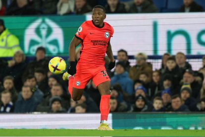 Pervis Estupiñán se ha convertido en uno de los jugares titulares del Brighton de Inglaterra.