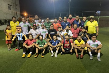 Los jugadores de todos los equipos que participaron en el peloteo de fin de año en Naranjal.