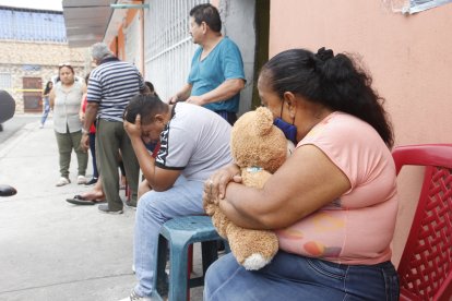 La abuela paterna de la pequeña abrazaba el oso preferida de su nieta, con el que jugaba.