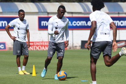 Los albos sumaron once jugadores para esta temporada, entre ellos el delantero José Angulo (c).