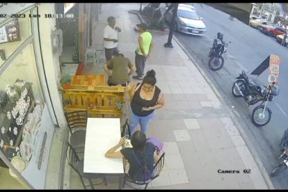 Este es el video que registra el primer acercamiento de la mujer con la progenitora.