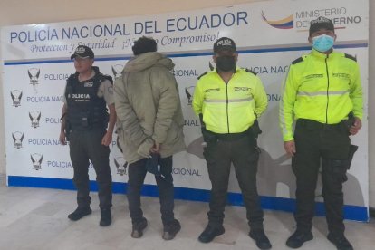 El sospechoso fue detenido por la Policía cuando conversaba con otras personas.