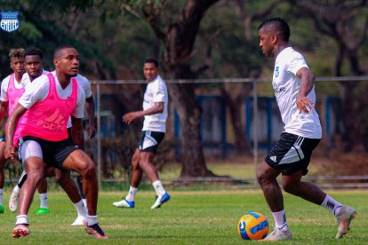 Miller Bolaños (d) es uno de los referentes que regresó a Emelec, para la temporada 2023.