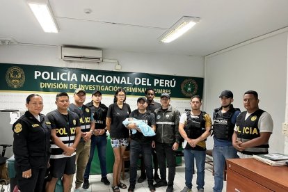 Los padres y el bebé con el grupo de agentes que participó en la búsqueda.