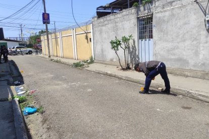 Los agentes de Criminalística recogieron 14 indicios balísticos de la escena del crimen.