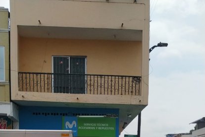 Al sitio llegaron uniformados policiales para indagar el crimen.