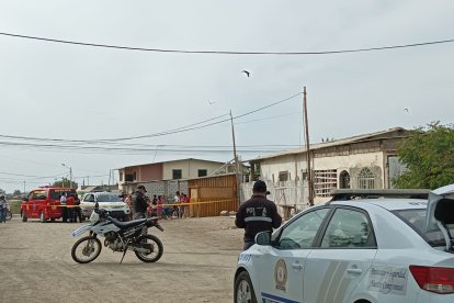 El hombre fue sorprendido mientras comía dentro de su casa.