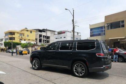 Un carro de alta gama fue baleado en la avenida Miguel H Alcívar, al norte de Guayaquil.