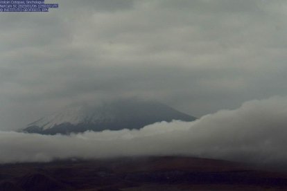 Volcán ecuatoriano Cotopaxi emana delgada nube de ceniza