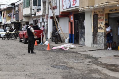 El comerciante fue atacado por dos pistoleros cuando conversaba afuera del muelle.