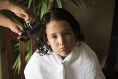 Trate de sacarle los liendres en el baño o un lugar privado, en el que no estén personas que se burlen.
