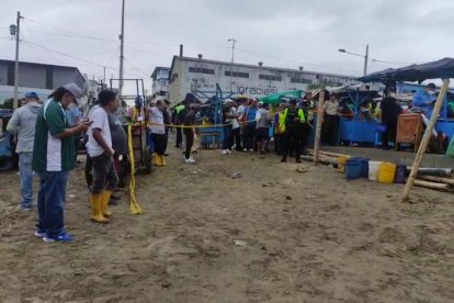 La víctima estaba sentadita en una silla y  alistaba unos pescados para la venta cuando fue sorprendido por sus verdugos.