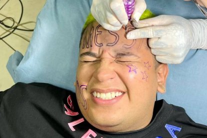 El influencer Michael Quiñones reveló que todo fue mentira, sobre el tatuaje de Messi en su frente.