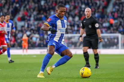 El ecuatoriano Pervis Estupiñán fue titular en el triunfo del Brighton en la FA Cup.