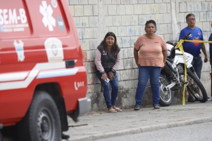 La familia del fallecido acudió a la escena y se lamentaban por el hecho violento.