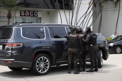 El carro en el que se movilizaba el ciudadano sobreviviente estaba blindado. Además, tiene un alto valor monetario en Ecuador, pues es un vehículo de alta gama.