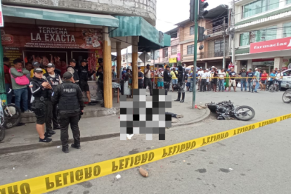 El asesinato ocurrió en toda la esquina de las calles 9 de Octubre y Manuel Alman, donde se ubican varios locales comerciales.
