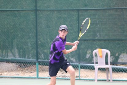 El tenista ecuatoriano Emilio Camacho es uno de los mejores exponentes nacionales en la categoría juvenil.