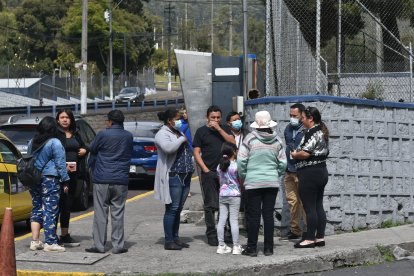 Familiares de la víctima acudieron a la morgue para retirar el cuerpo.