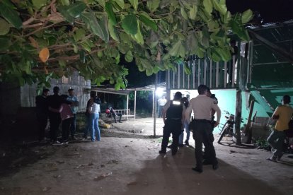 Los investigadores   llegaron hasta el recinto para las indagaciones.