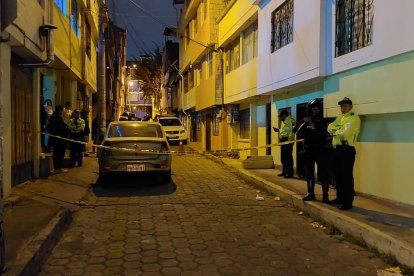 El hombre estaba con amigos cuando fue interceptado por sus atacantes.