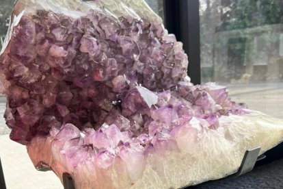 La silla de piedra semipreciosa cuesta más de 3.000 dólares.