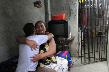 “Así recaiga mil veces, mil veces lo levantaré”, dice Miriam, quien literalmente sostiene a su descendiente.