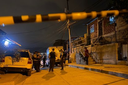 Tres hombres fueron asesinados en el interior de una vivienda.