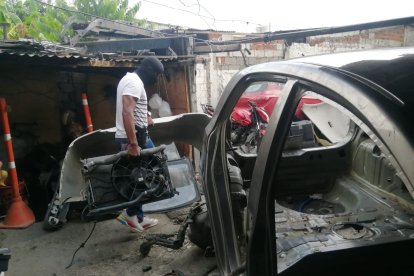 Desmantelan deshuesadero de vehículos en el suburbio