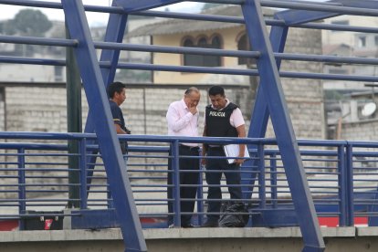 Fiscalía y Policía llegaron al paso peatonal para constatar el hallazgo.