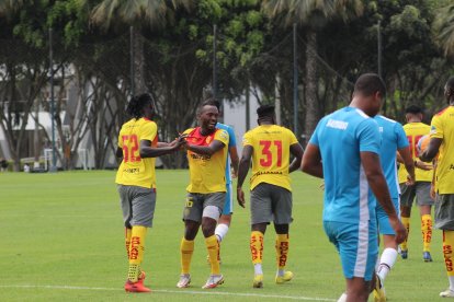 Pedro Pablo Perlaza (c) festeja tras marcar su tanto en el cotejo amistoso ante Universidad de San Martín.