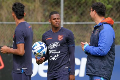 Patrickson Delgado (c) resaltó que quiere aportar la experiencia que ha ganado como parte del Ajax de Países Bajos.