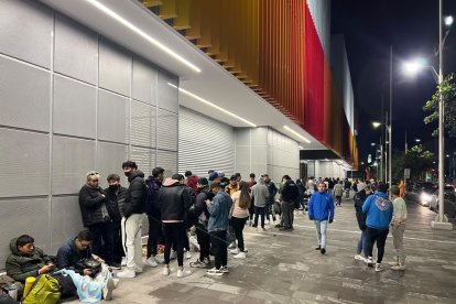 En Quito, los seguidores del colombiano desde la noche del lunes 9 de enero esperan en los exteriores del punto de venta de los boletos.