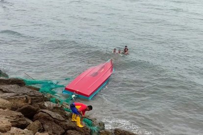 El inicio de la jornada para dos pescadores se tornó accidentada y con pérdidas materiales de consideración.
