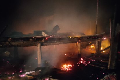 La casa quedó en escombros con las víctimas en el interior.