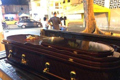 A la víctima le dispararon cuando iba en moto y terminó estrellándose contra las barandas de un parque.